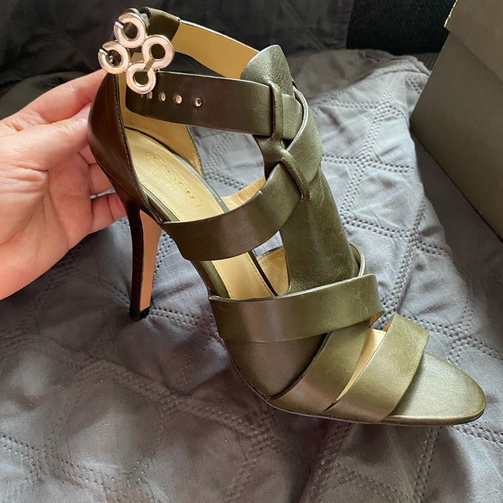 Coach 8.5 logo buckle high heels 👠